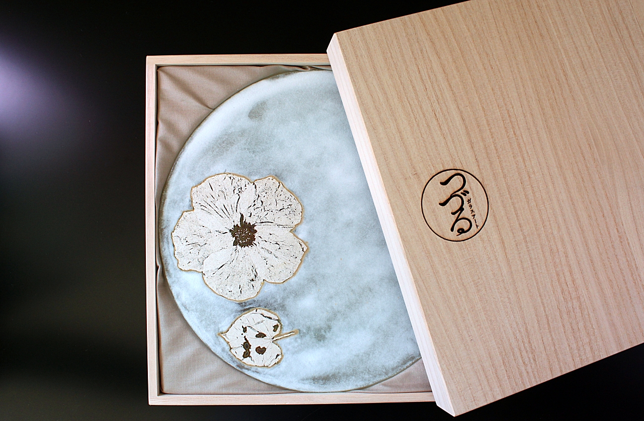 ゆうなの花丸平皿SUMI/HAKUをお届けします