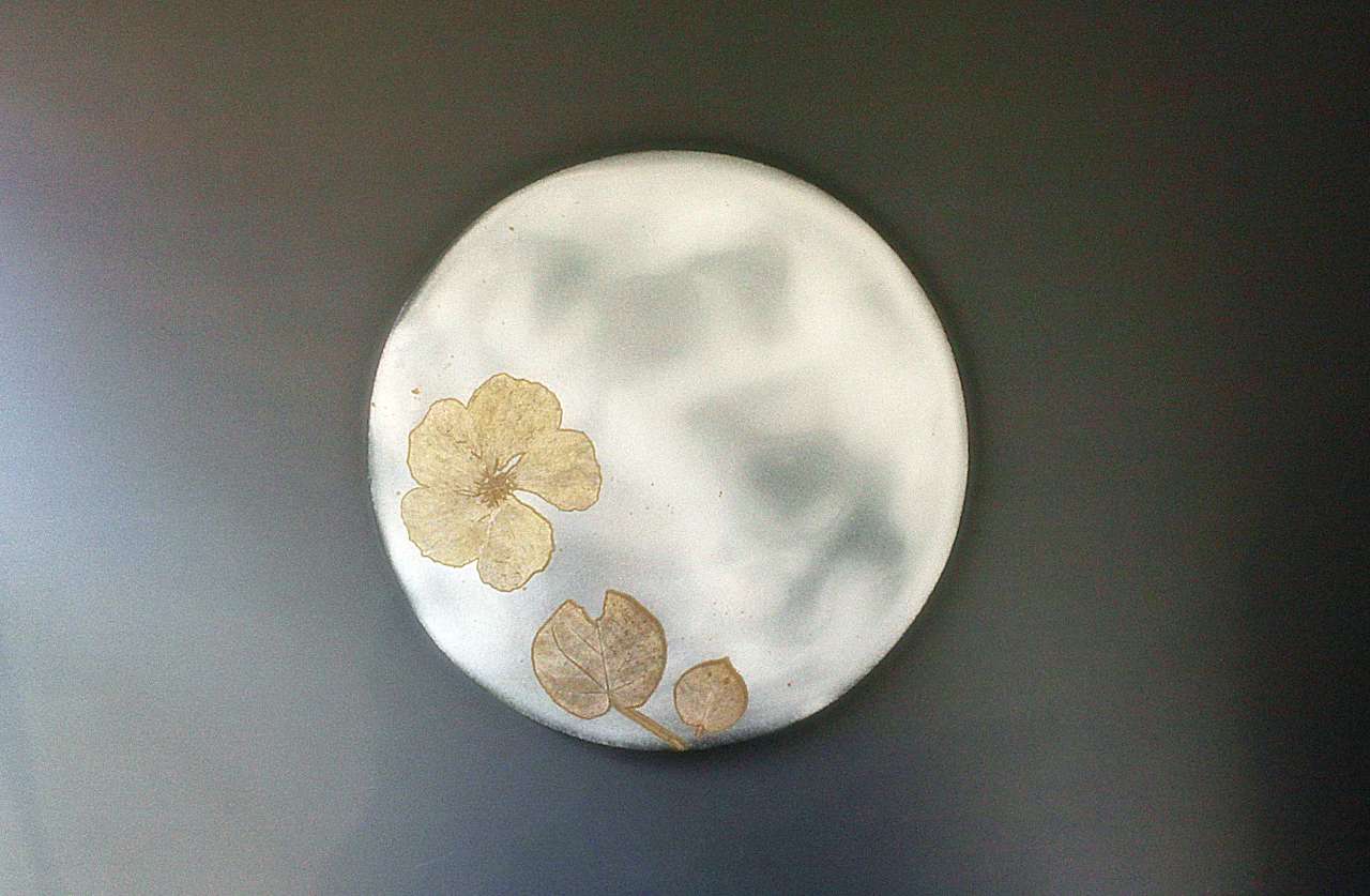 祝膳を彩る沖縄の花—唯一逸品「ゆうなの花」HAKU平丸大皿６