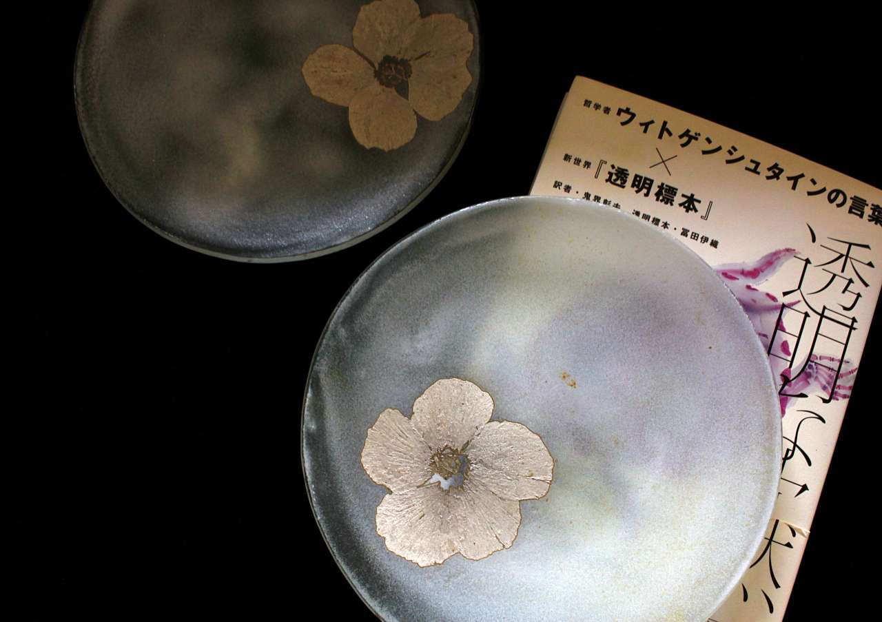 本と花と硝子皿　—恩納の自然2、始まりました—