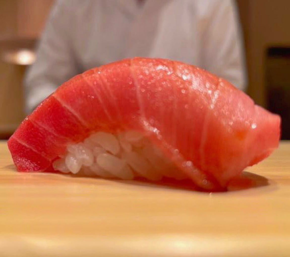 贅沢なひとときを彩る本マグロの中トロ寿司
