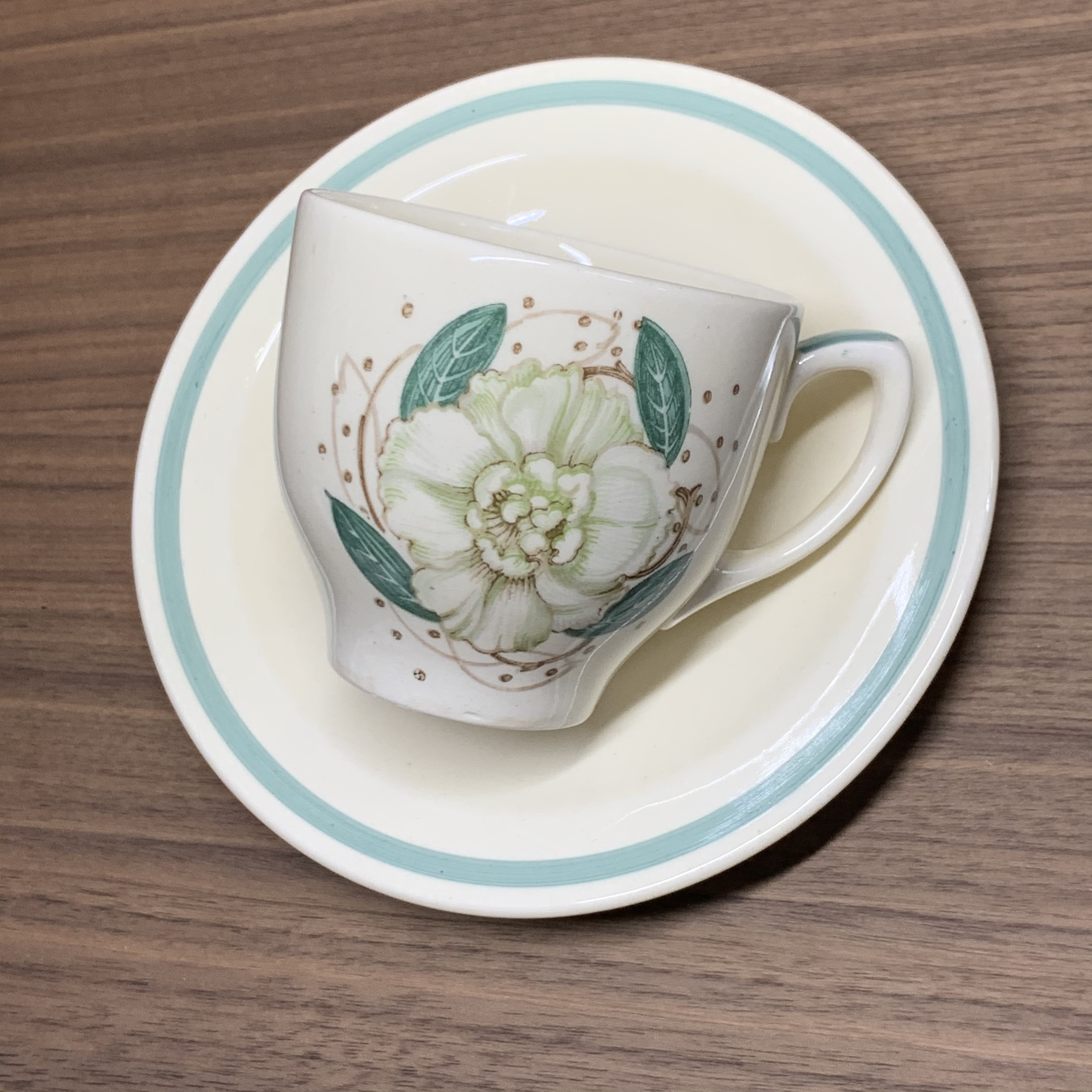 ガーデニアのカップ＆ソーサーが入荷しています。