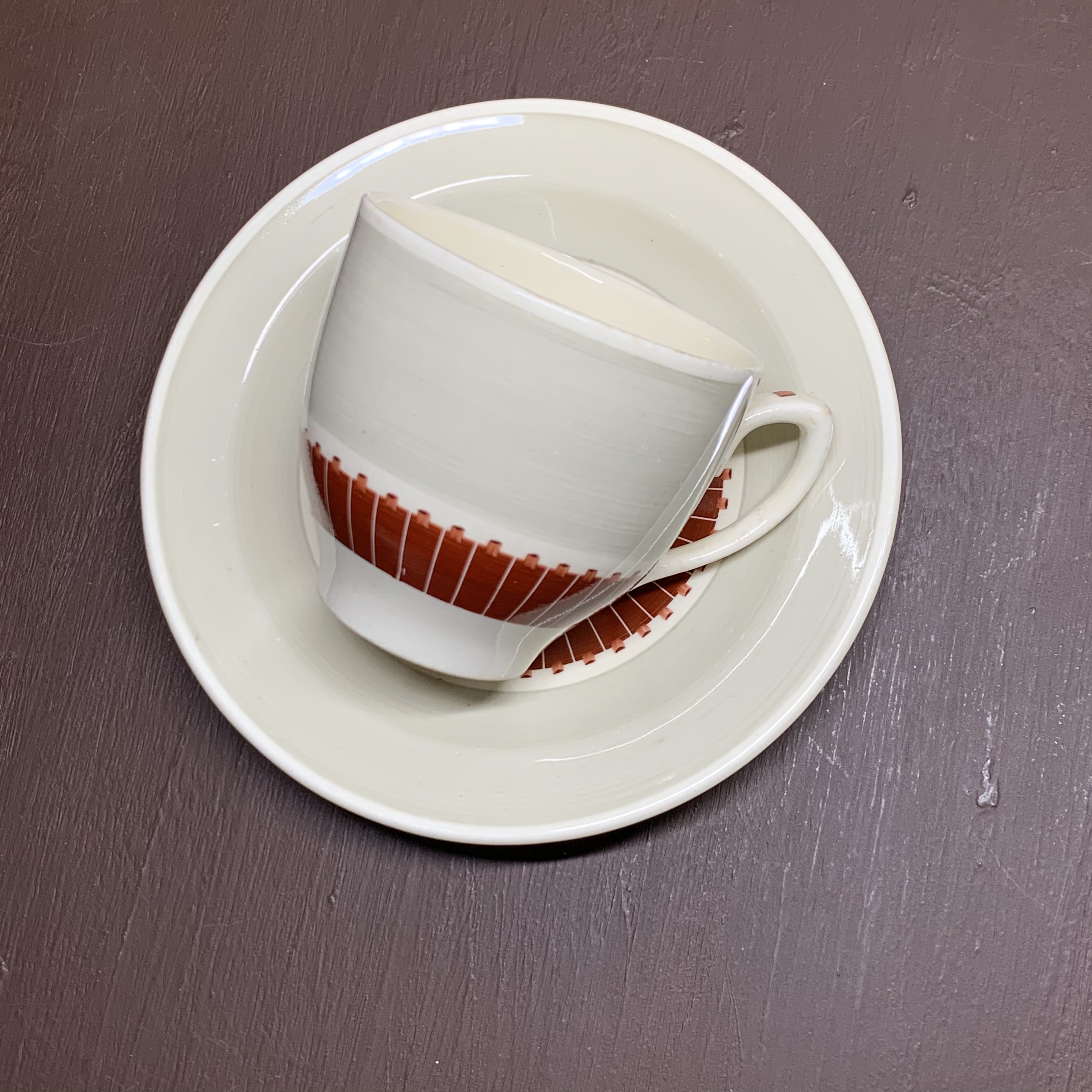 ドンティルのカップ＆ソーサー入荷しています。