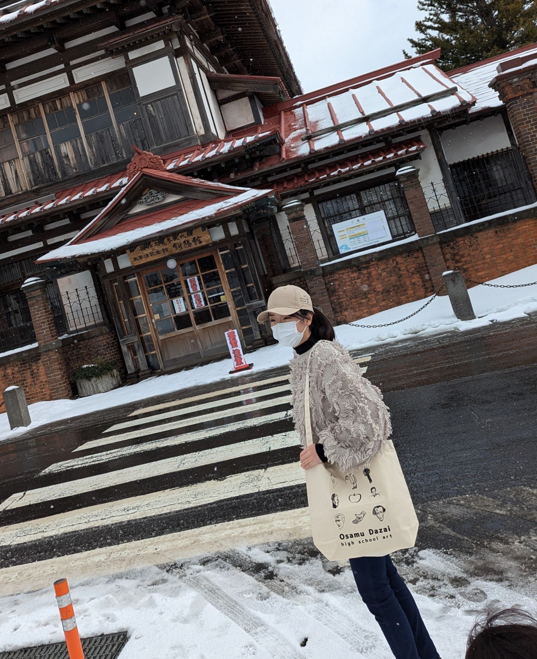地元アーティストが斜陽館をバックに！