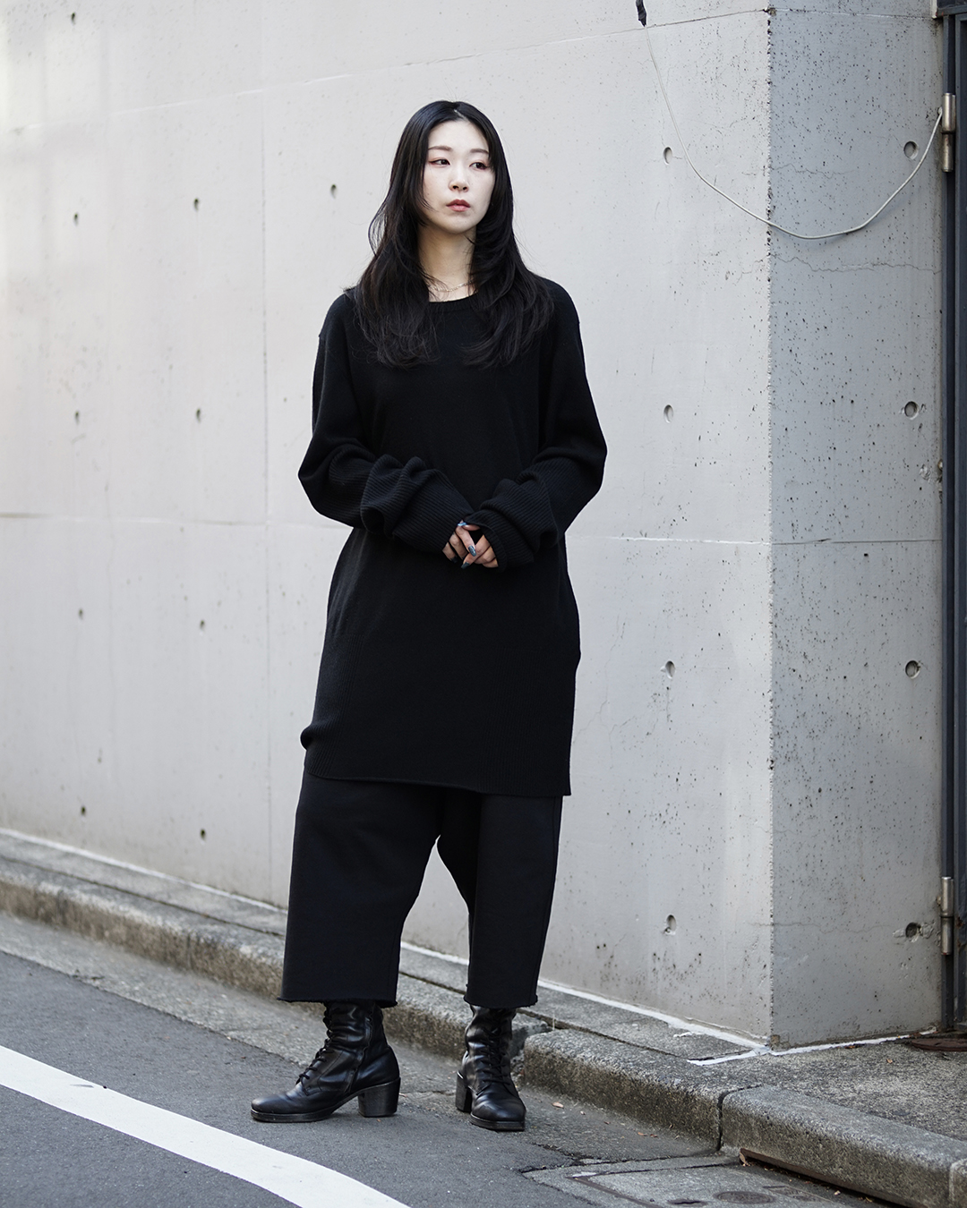 【Aleksandr Manamis(アレクサンダーマナミス)】丈をバグらせる”違和感”が魅力