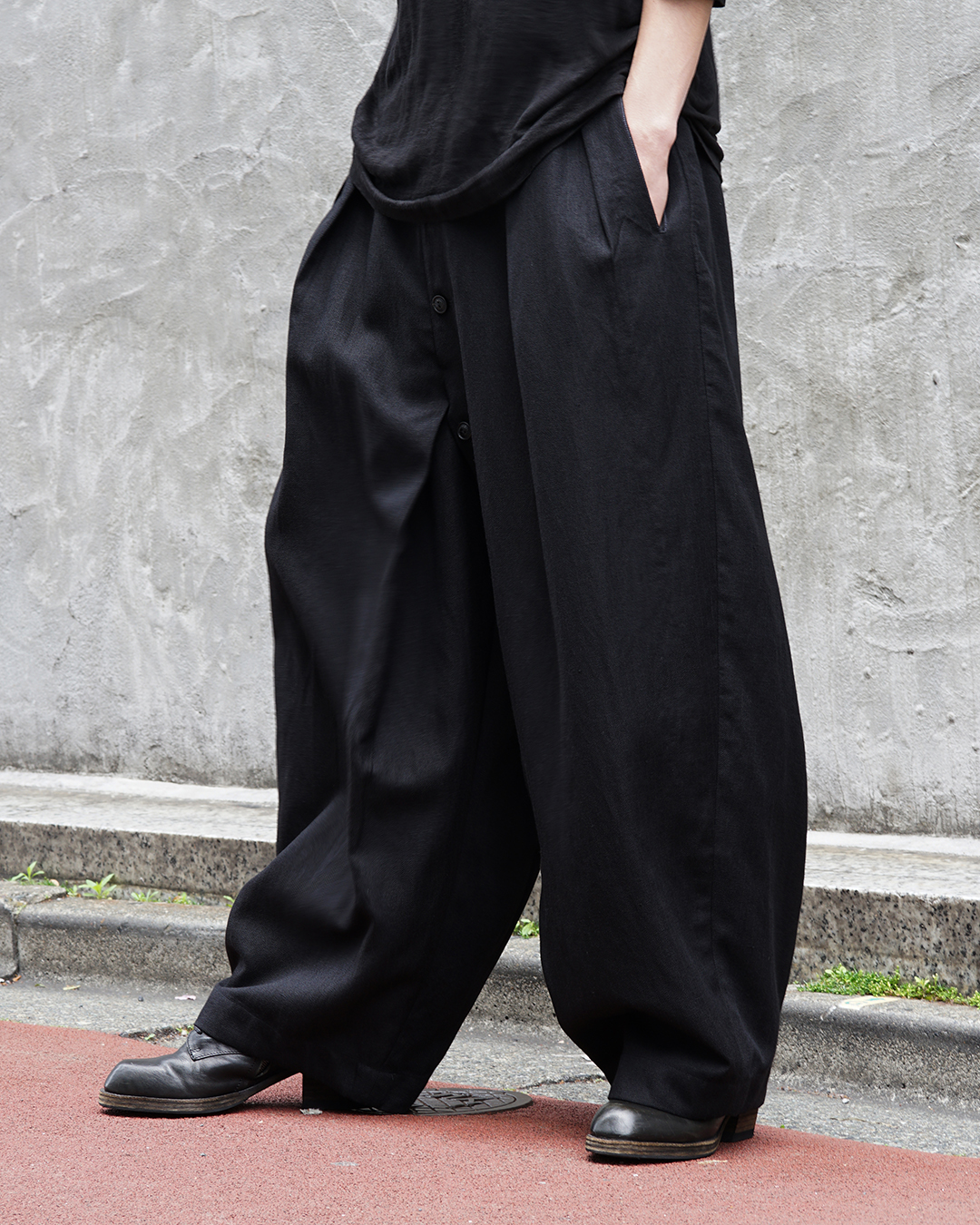 【Professor.E (プロフェッサーイー) 】シルエットに惹かれるパンツ