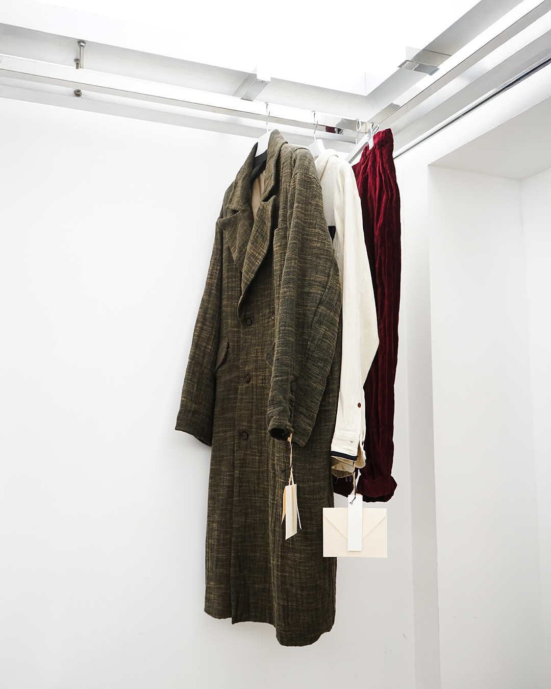 【Aleksandr Manamis (アレクサンダーマナミス)】ブーツにコート 最高な26AW
