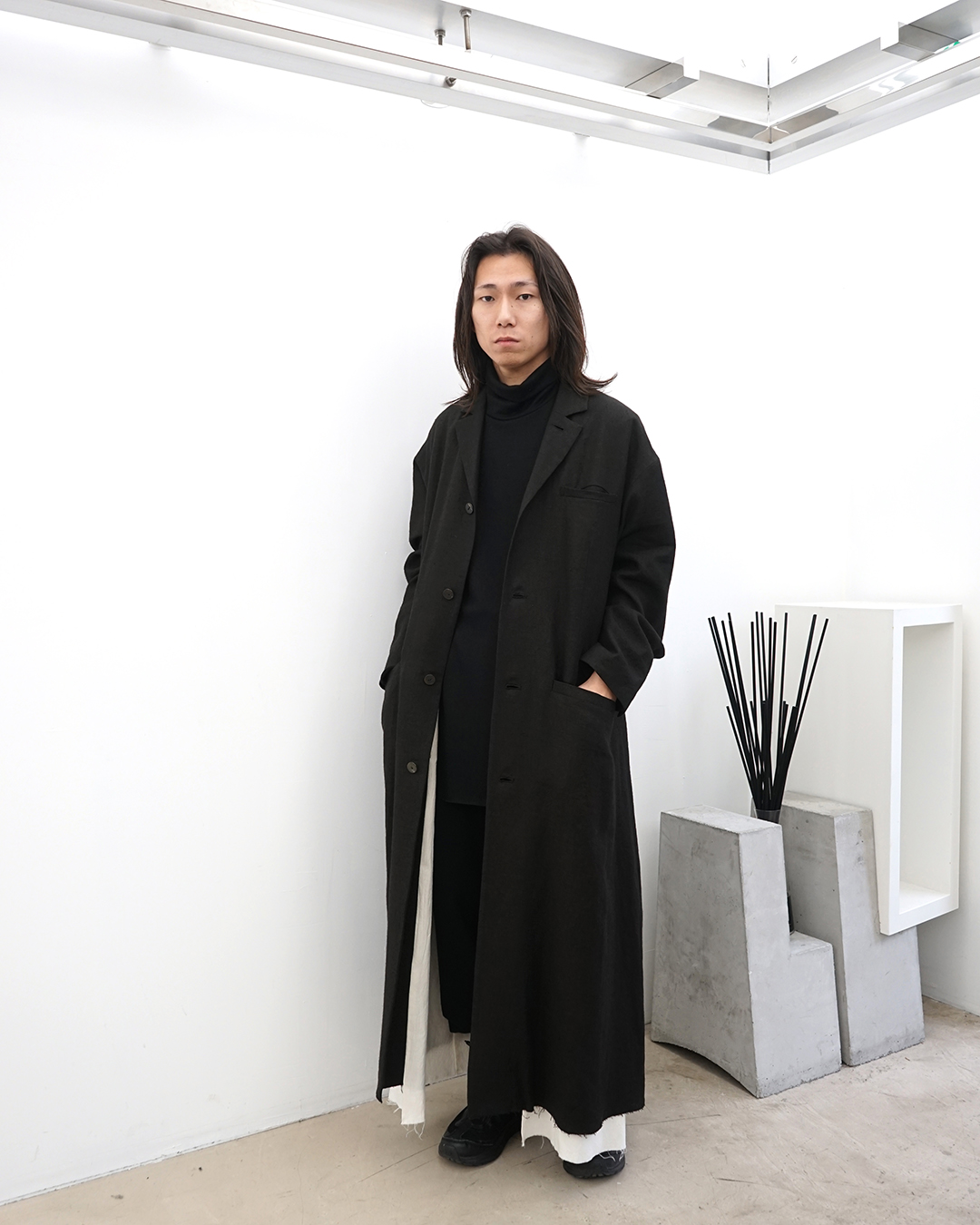 【kujaku (クジャク)】メンズのマキシ丈コートはこちら