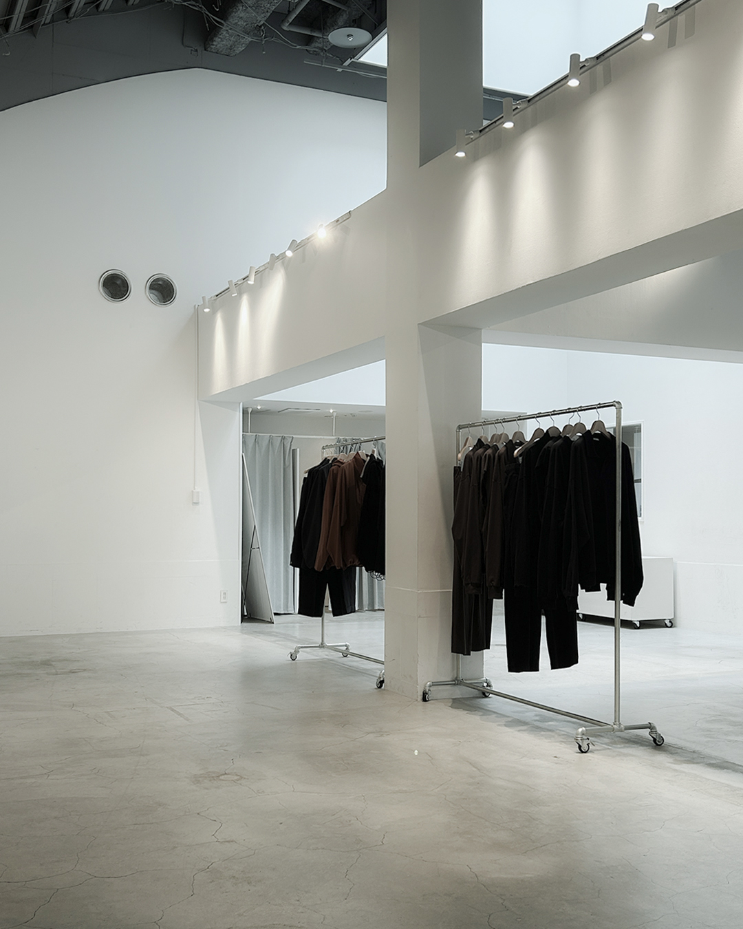【Blanc YM(ブランワイエム)】27SS展示会レポート キーワードは”褐色と表情”