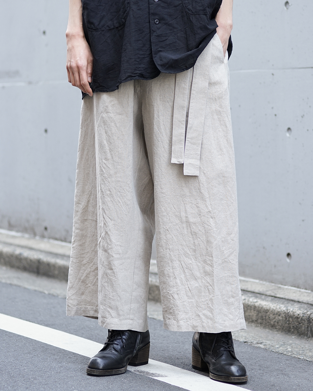 【Nomàt (ノマット) 】サイドに垂らしたベルトがもたらす空気の演出