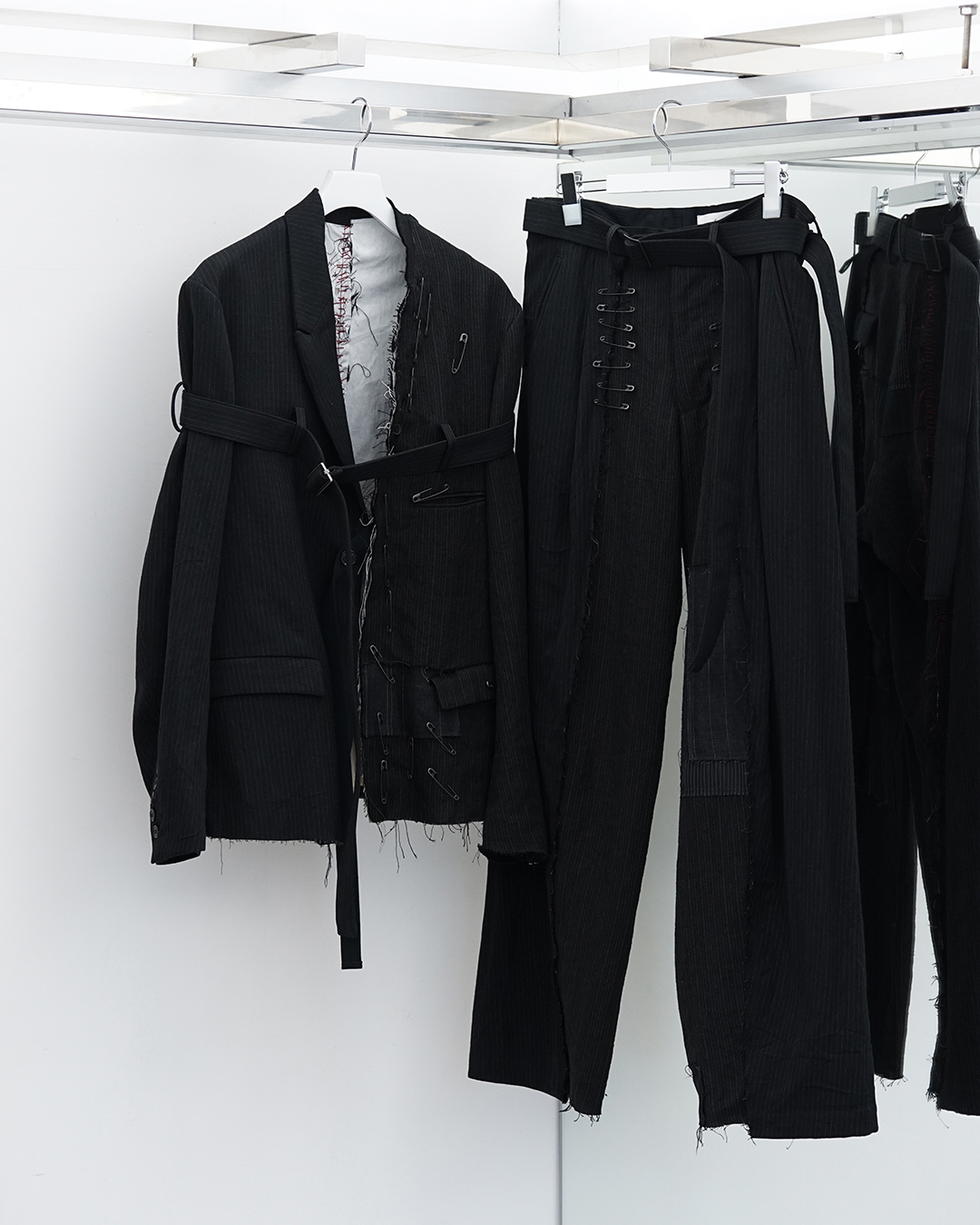 【DUELLUM(デュエラム)】人間の本質を問う衣服