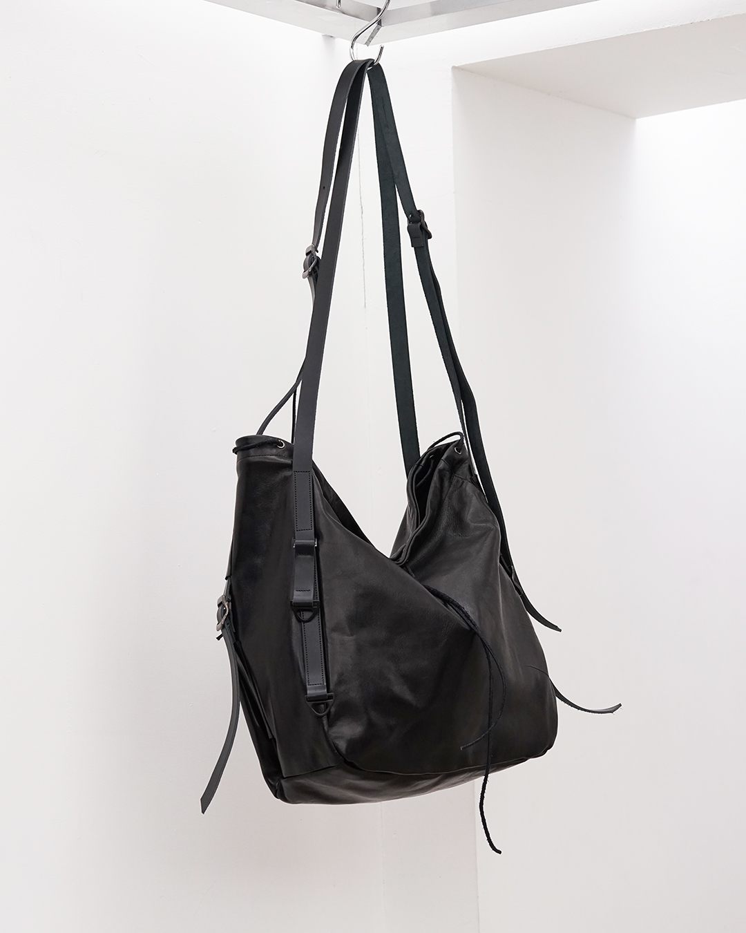 【D.HYGEN (ディーハイゲン)】フルホースレザーのショルダーバッグ