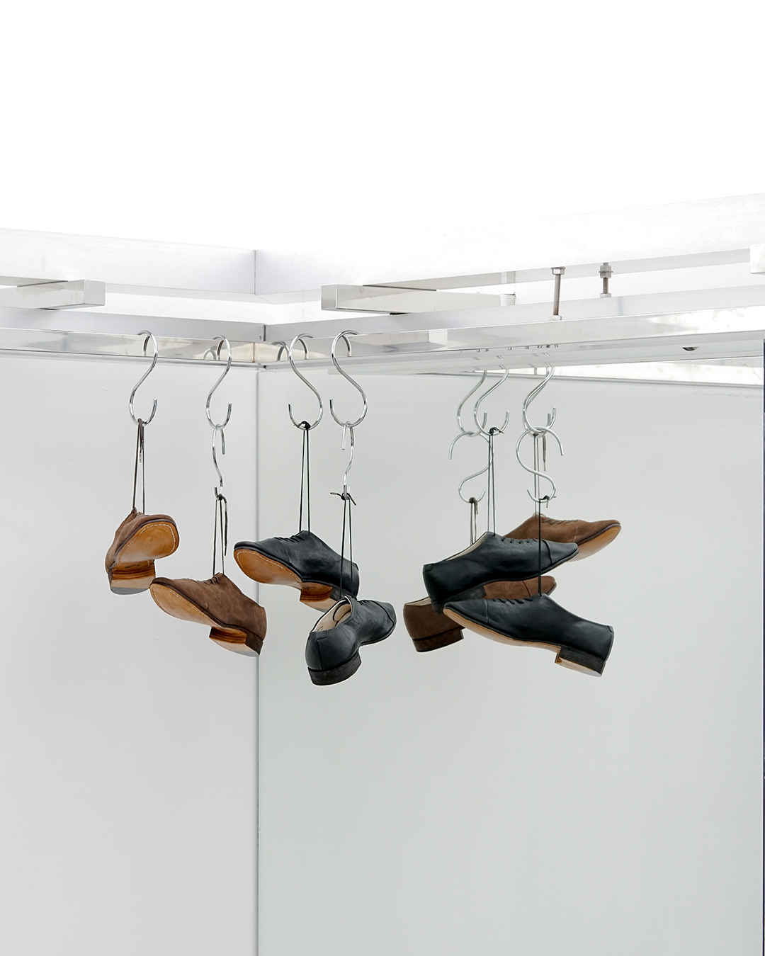 【Aleksandr Manamis (アレクサンダーマナミス)】抜け感を操る革靴