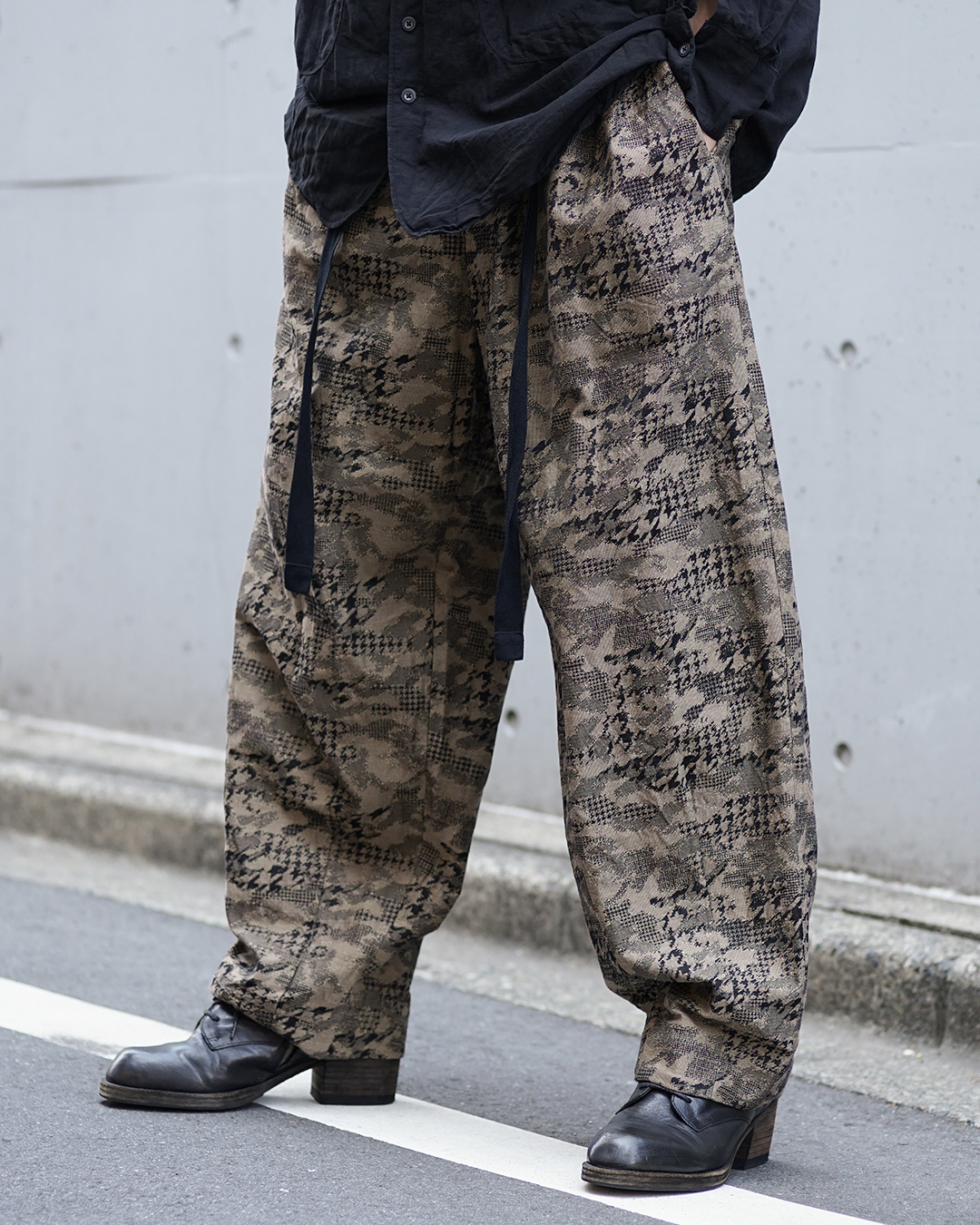 【KLASICA (クラシカ) 】複雑に絡んだ絵柄が持つ空気