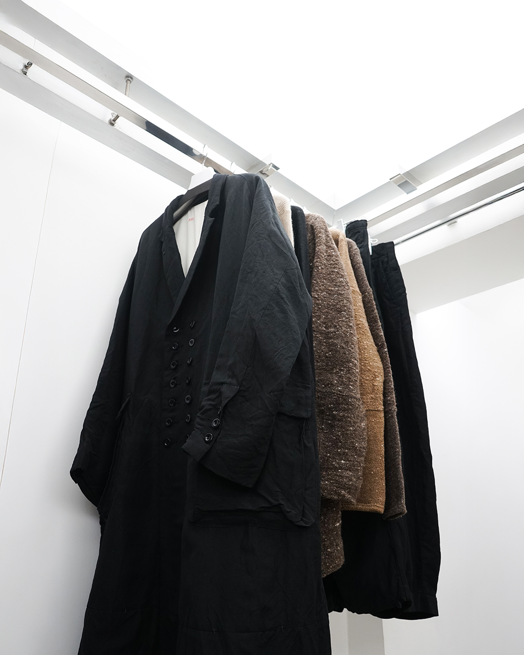 【KLASICA (クラシカ)】美しいニットに権威的なコートやパンツ　極上の26AW
