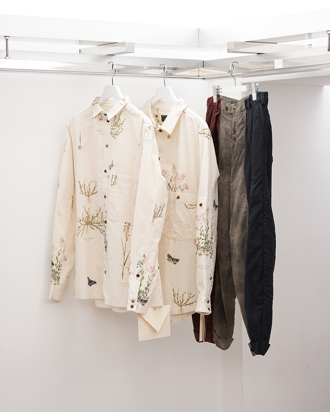 【Aleksandr Manamis (アレクサンダーマナミス)】抒情性を感じるシャツにパンツ