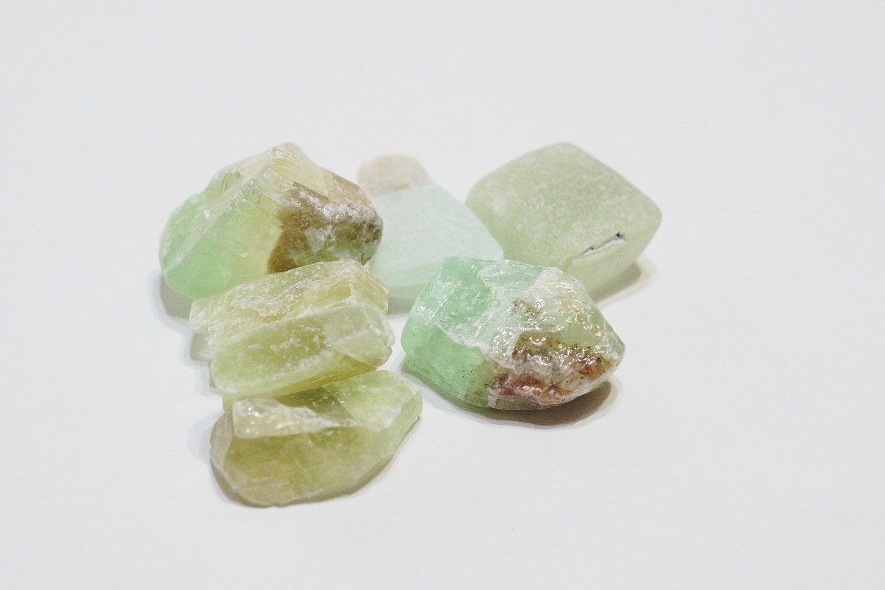 琥珀糖のようなかわいらしさ☆ブルーカルサイトが入荷しました！