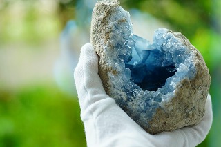 天使が願いを叶えてくれる!お月様のような形のセレスタイトが入荷しました☆