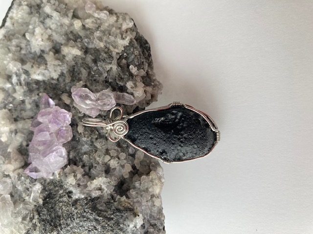 宇宙からの隕石がぶつかった衝撃で出来たテクタイトが入荷しました☆