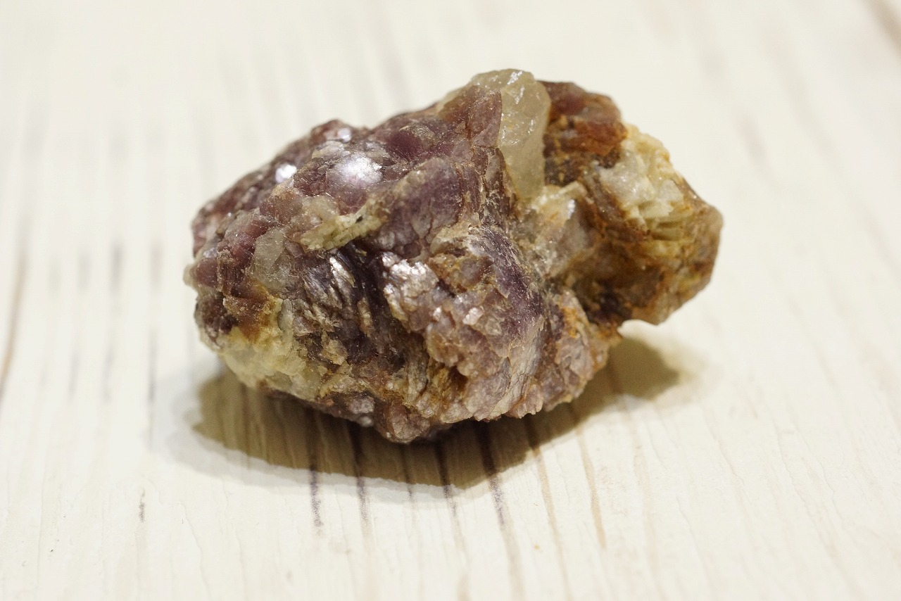 暗闇に光をともす！レピドライトの原石が入荷しました☆