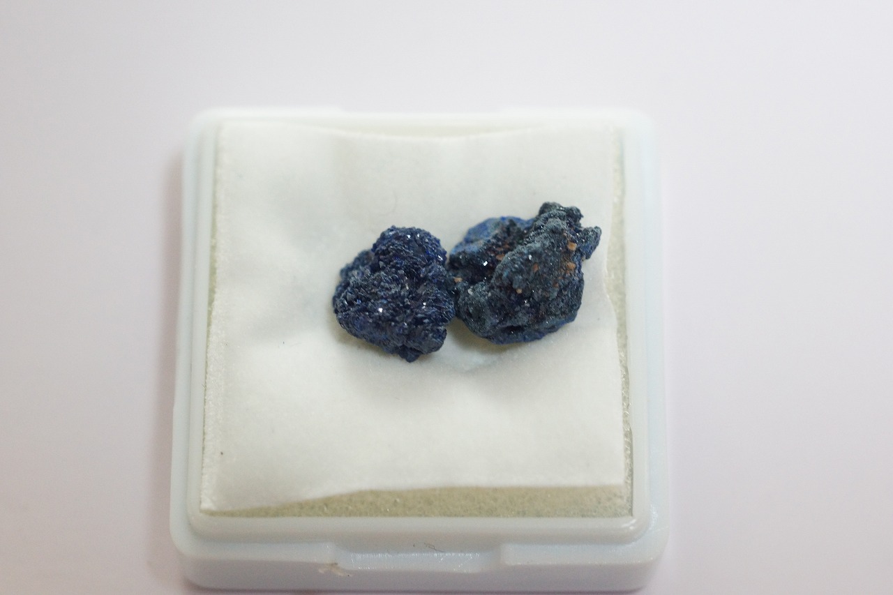 小さいけれども美しいアズライトの結晶が入荷しました☆
