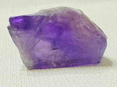 今日は美しいアメジストの磨き原石やルチルクォーツの磨き原石が入荷しました☆