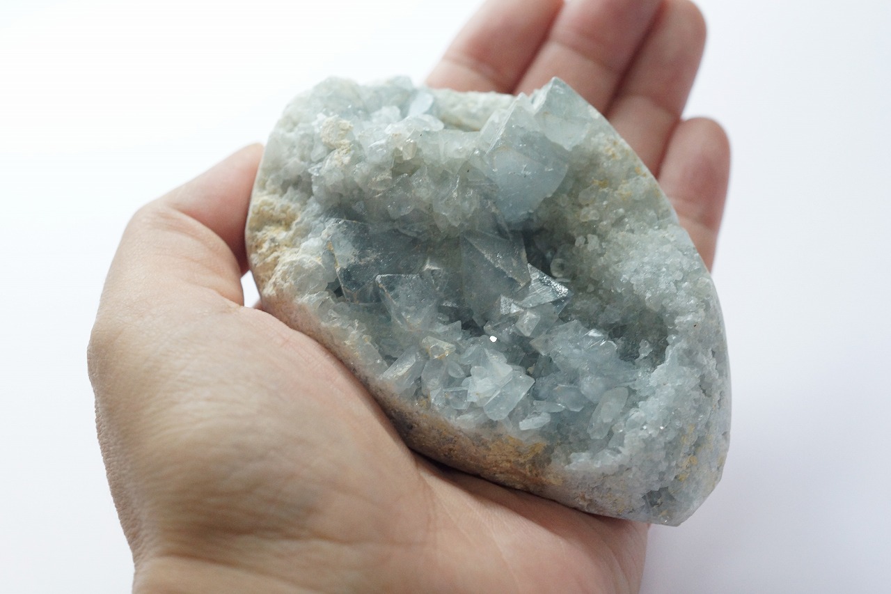 可愛いセレスタイトの卵型もお安くなっております!