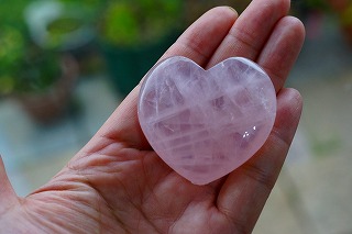 可愛くて大きめのローズクォーツハート型が入荷しました！