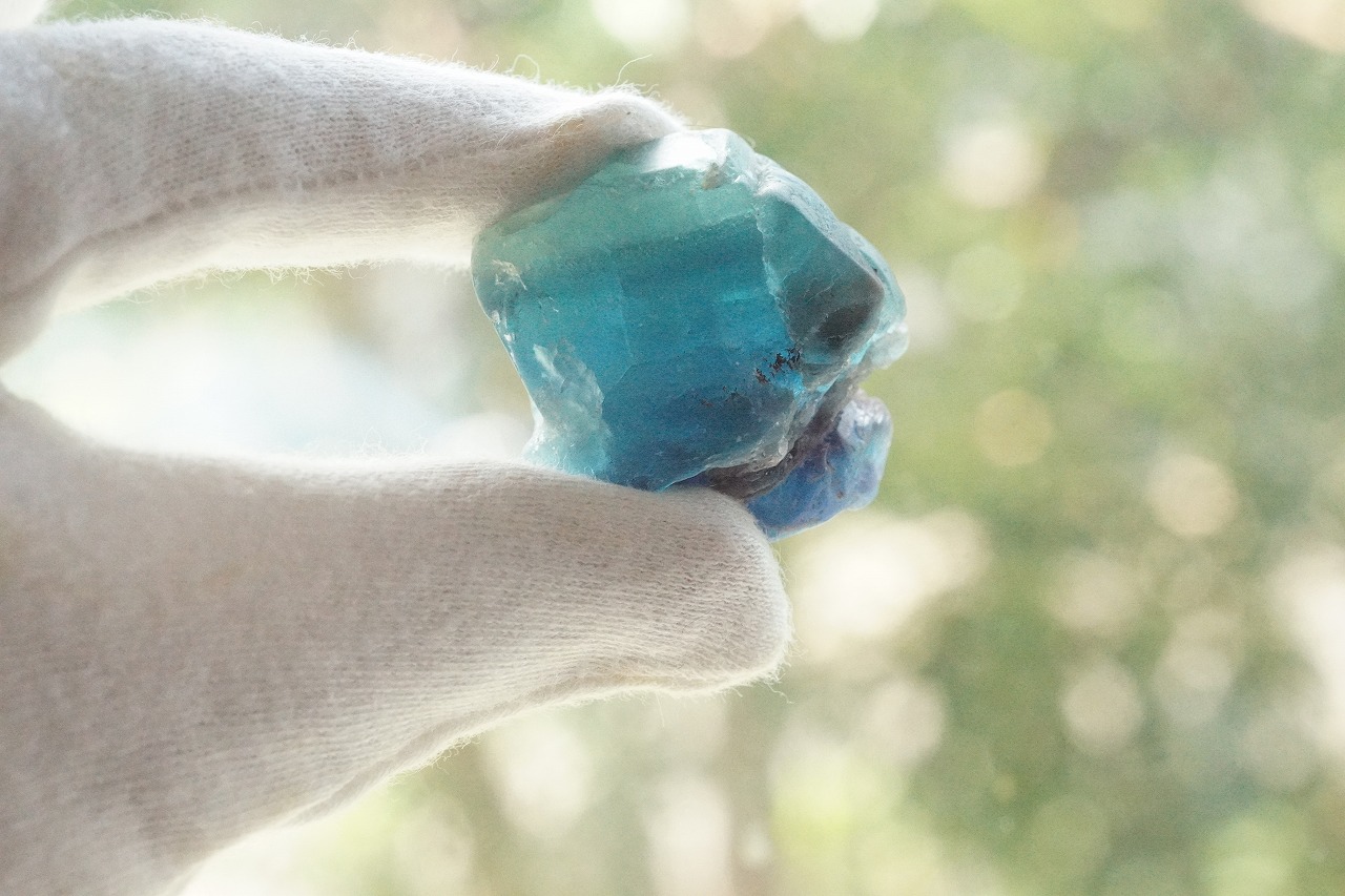 光にかざすと美しいフローライトの原石が入荷しました☆