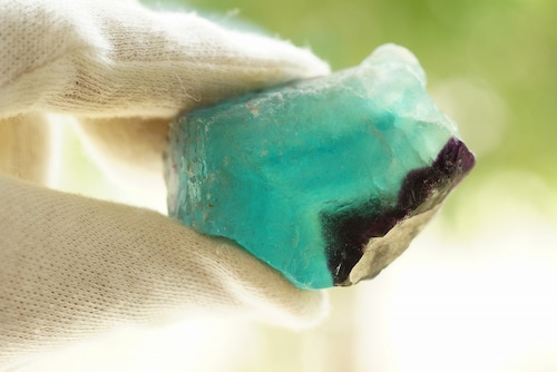 光にかざすと魔法のような色が現われるフローライトが入荷しました☆彡