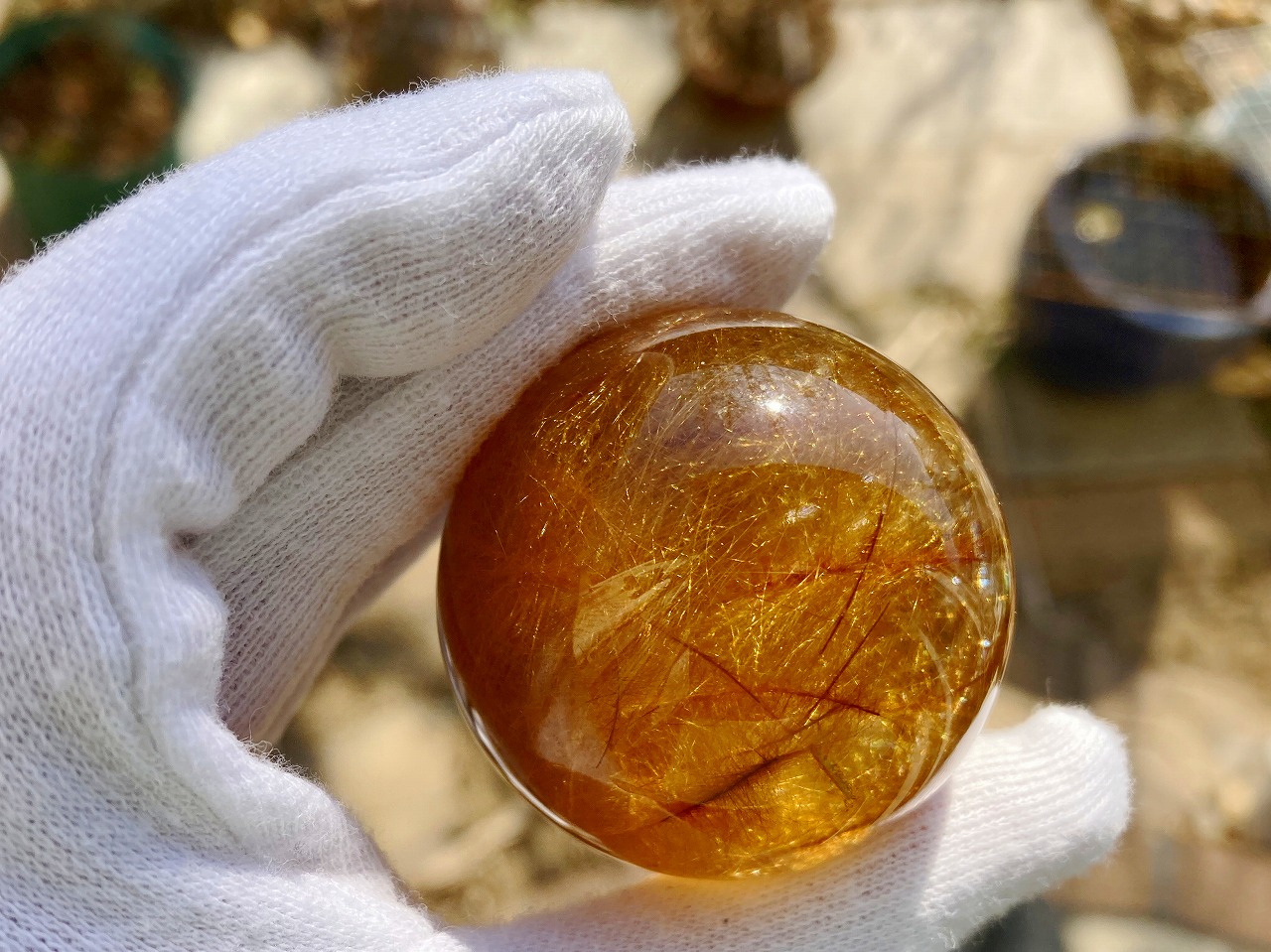 太陽の光を浴びてキラキラ輝くルチルクォーツが入荷しました☆