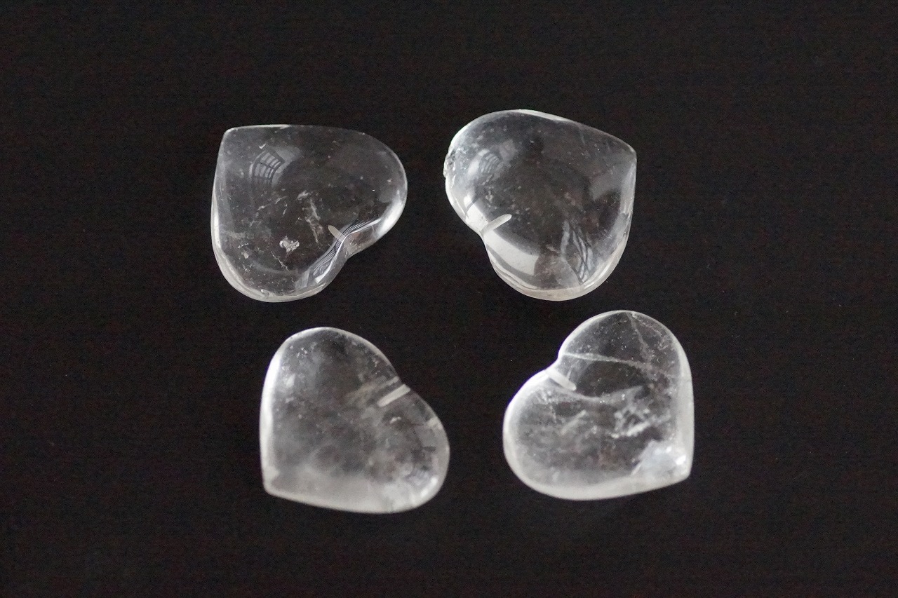 可愛い水晶のハート型が入荷しました☆