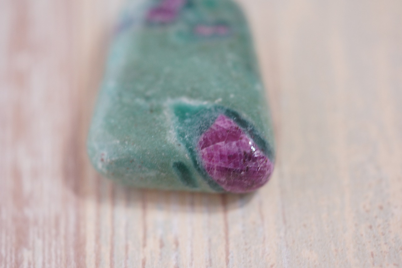 久々にルビーインゾイサイトが入荷しました☆