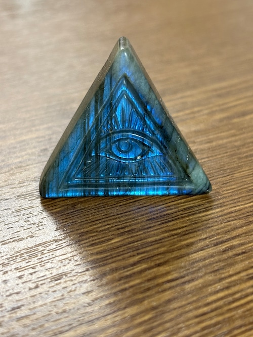 美しいラブラドライトのプロビデンスの目の彫刻が入荷しました☆