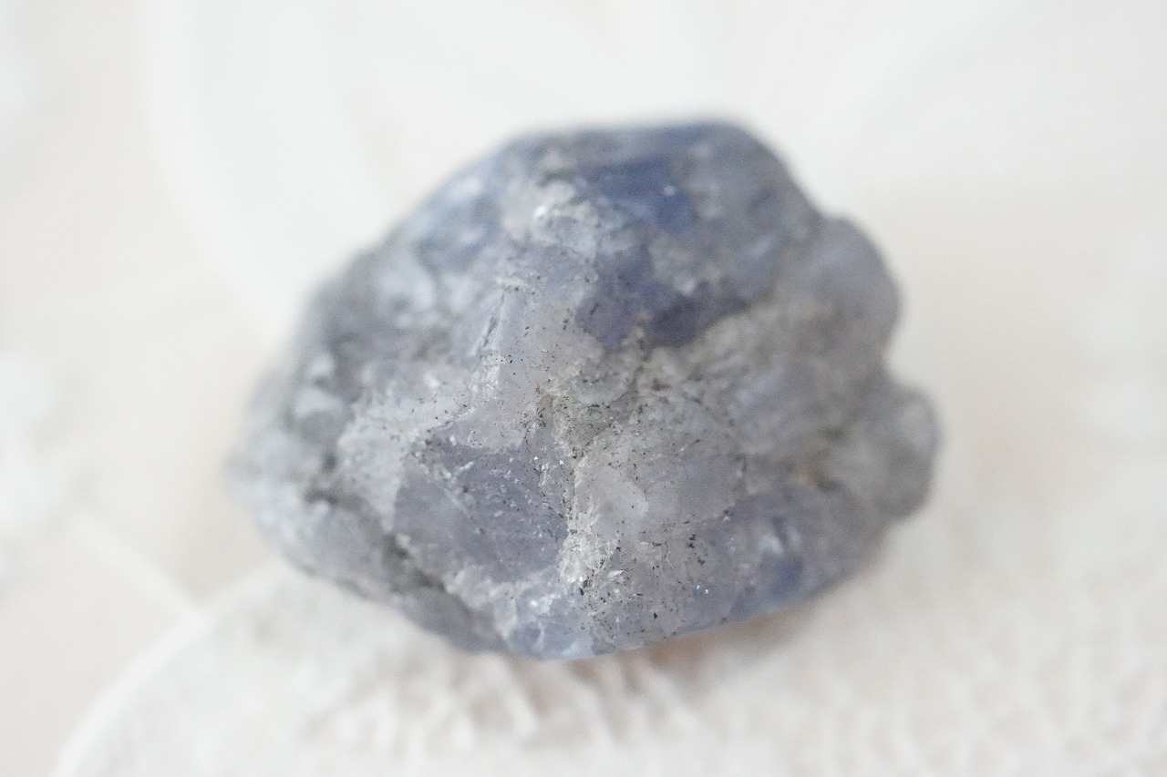 今日はタンザナイトの原石が入荷しました☆