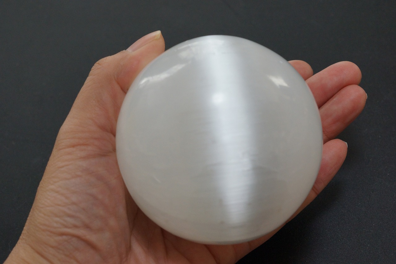 セレナイト大きめ丸玉が入荷しました！