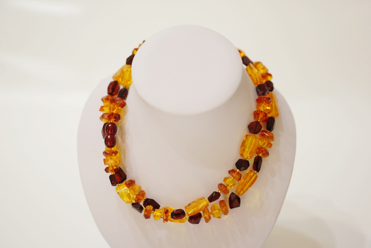 美しい琥珀のネックレスが入荷しました☆