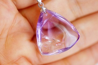 夏にふさわしい、とっても綺麗な天然石のペンダントトップが色々入荷しました☆