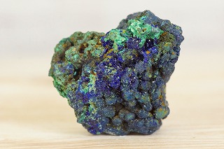 お喋り石としても有名なアズライトの原石が再び入荷しました☆