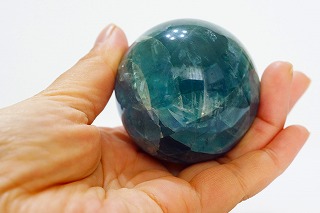 綺麗なフローライト丸玉が入荷しました！