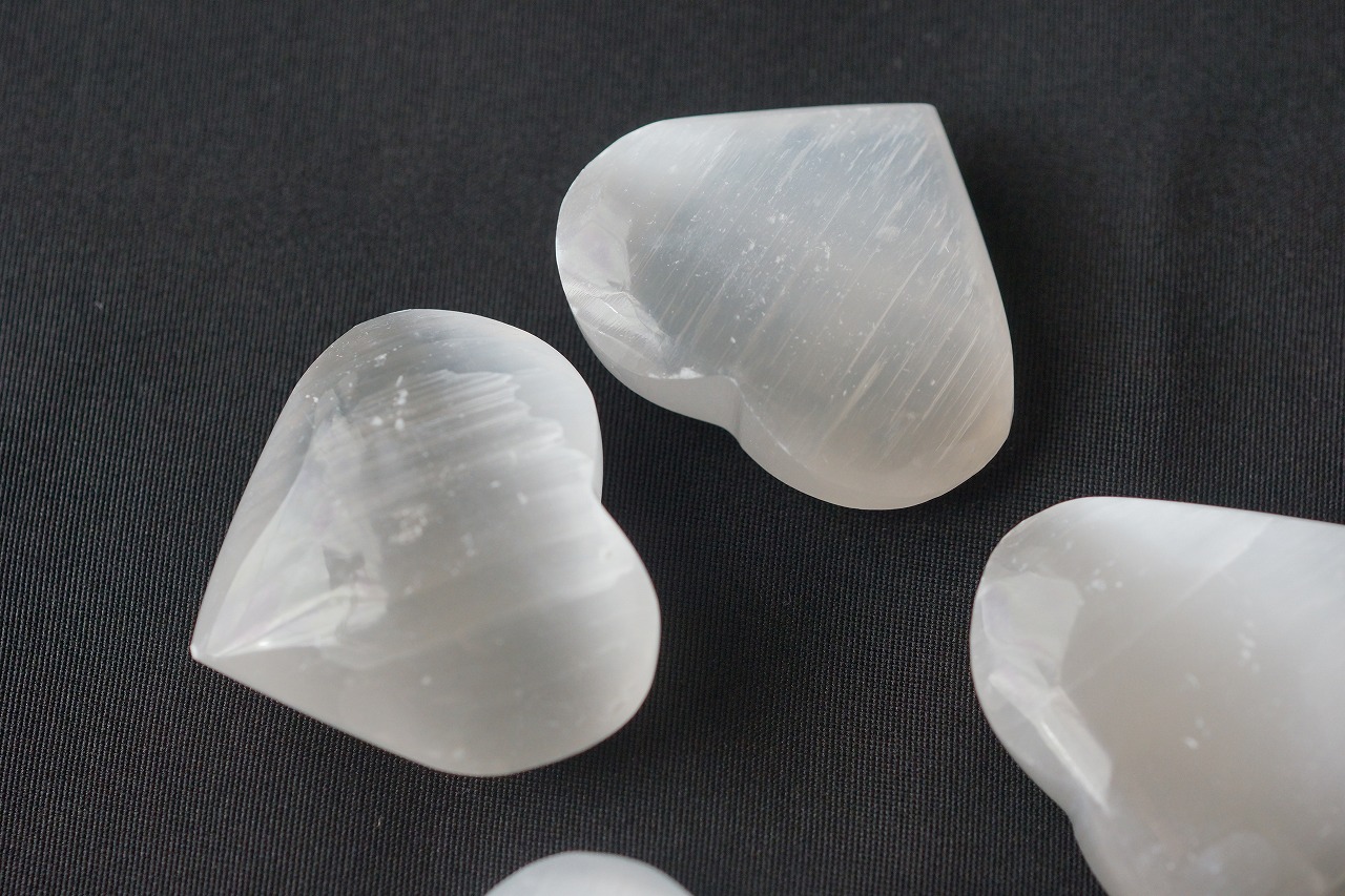 可愛くて美しいセレナイトのハートが入荷しました押し