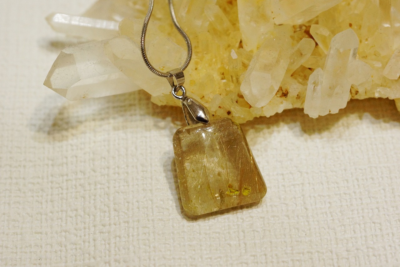 今日はルチルクォーツのペンダントや美しいソーダライトが入荷しました！