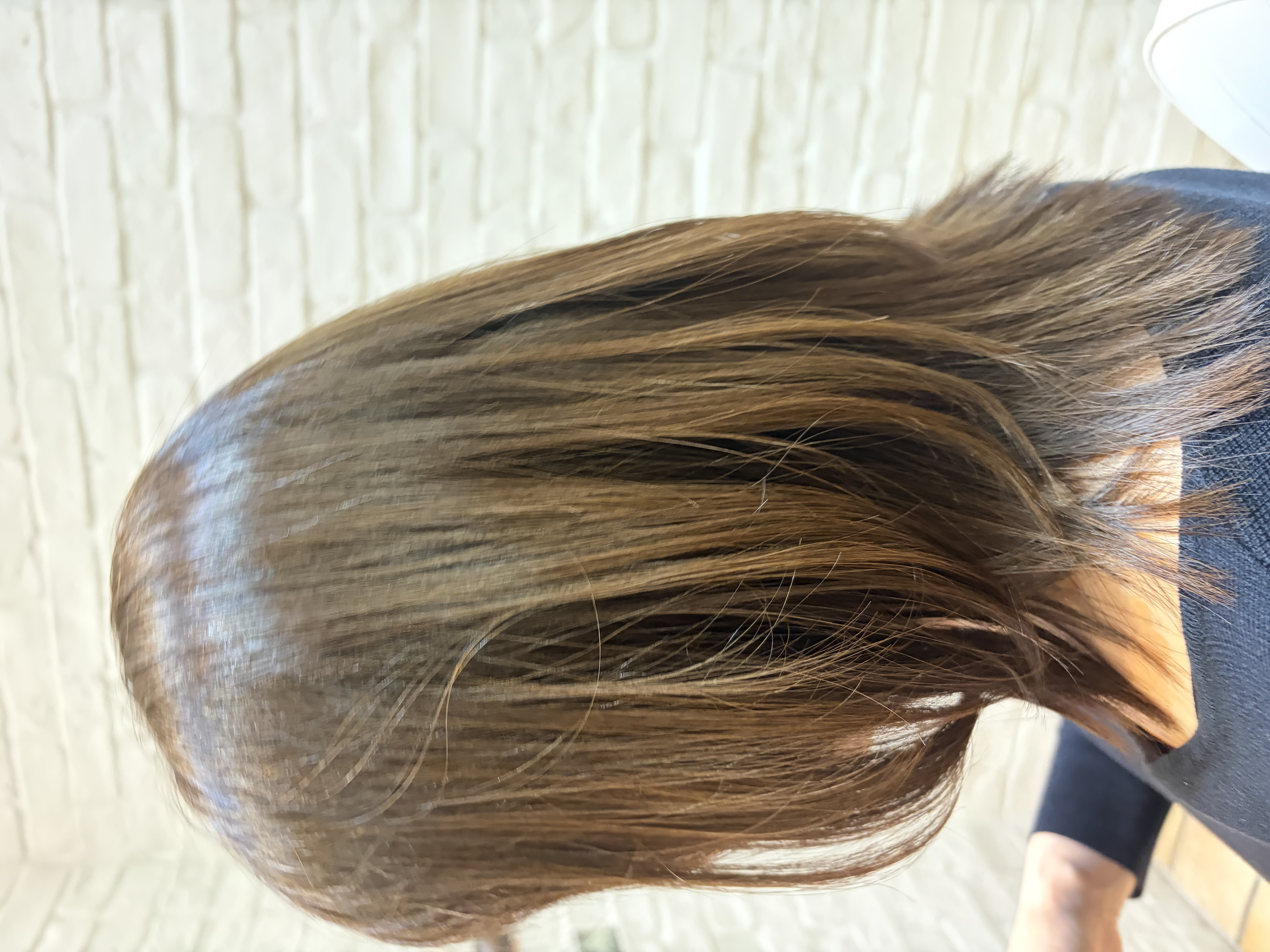 縮毛矯正の髪が変わる！プロが指先で感じる「エボリューションウォーター」の浸透力