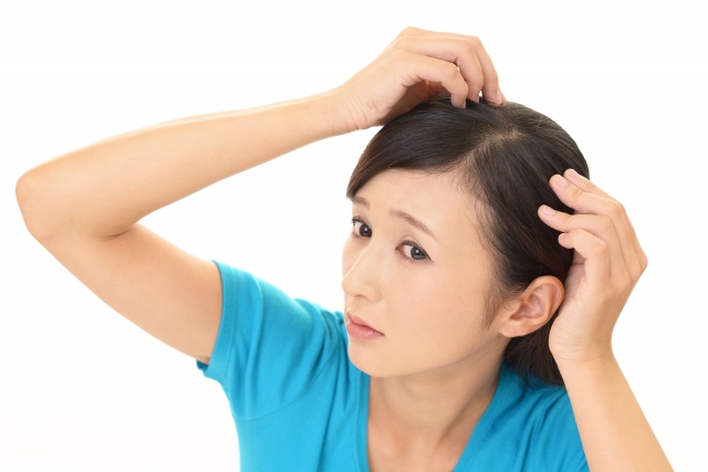 【秋の抜け毛対策】なぜ秋は一番髪が抜けるの？美容師＆ヘッドスパリストが教える秋バテ頭皮ケア