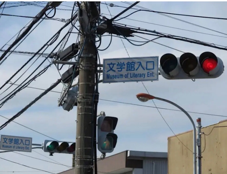 朝に