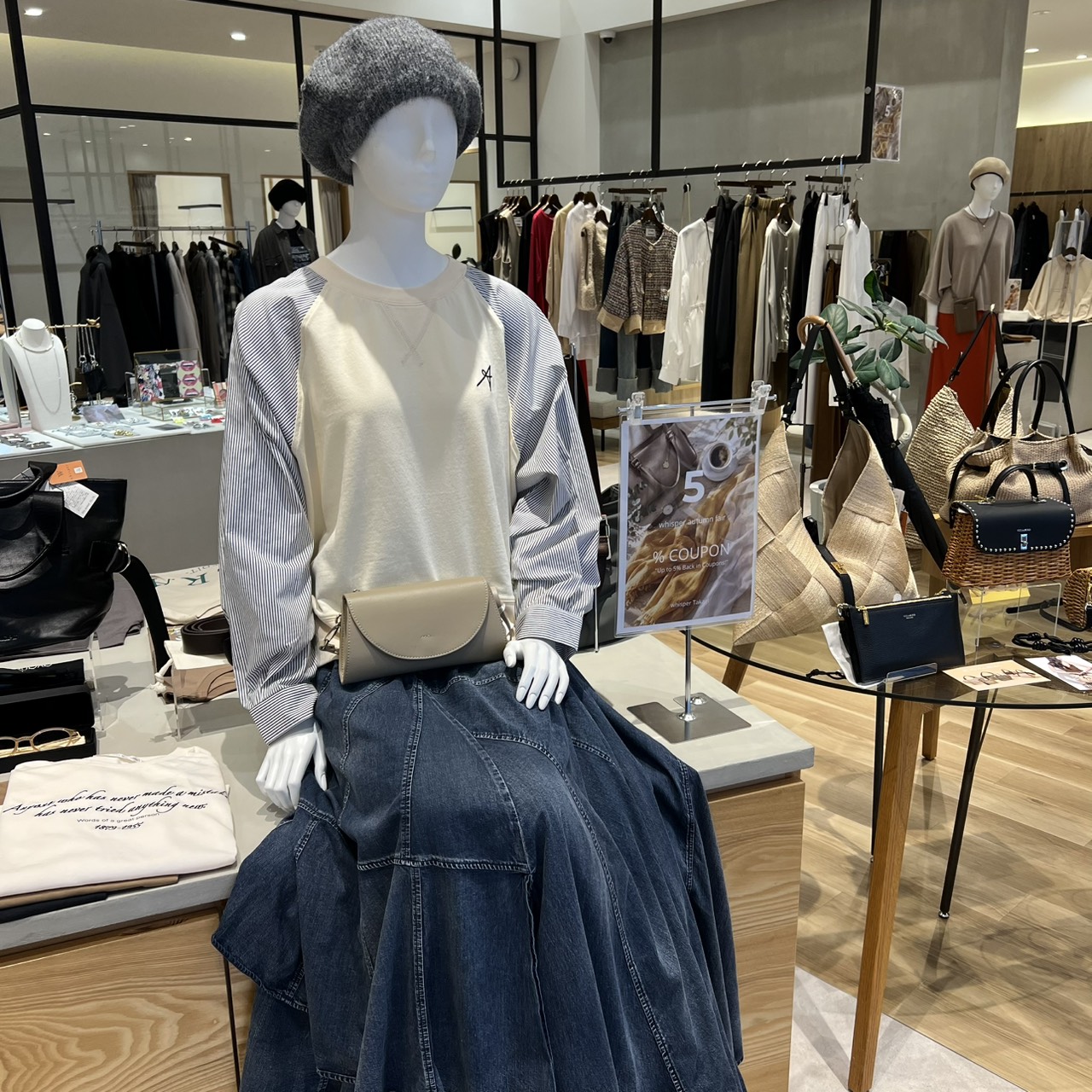 いつものカジュアルを、少しだけ特別に。デニムで楽しむ大人の秋スタイル