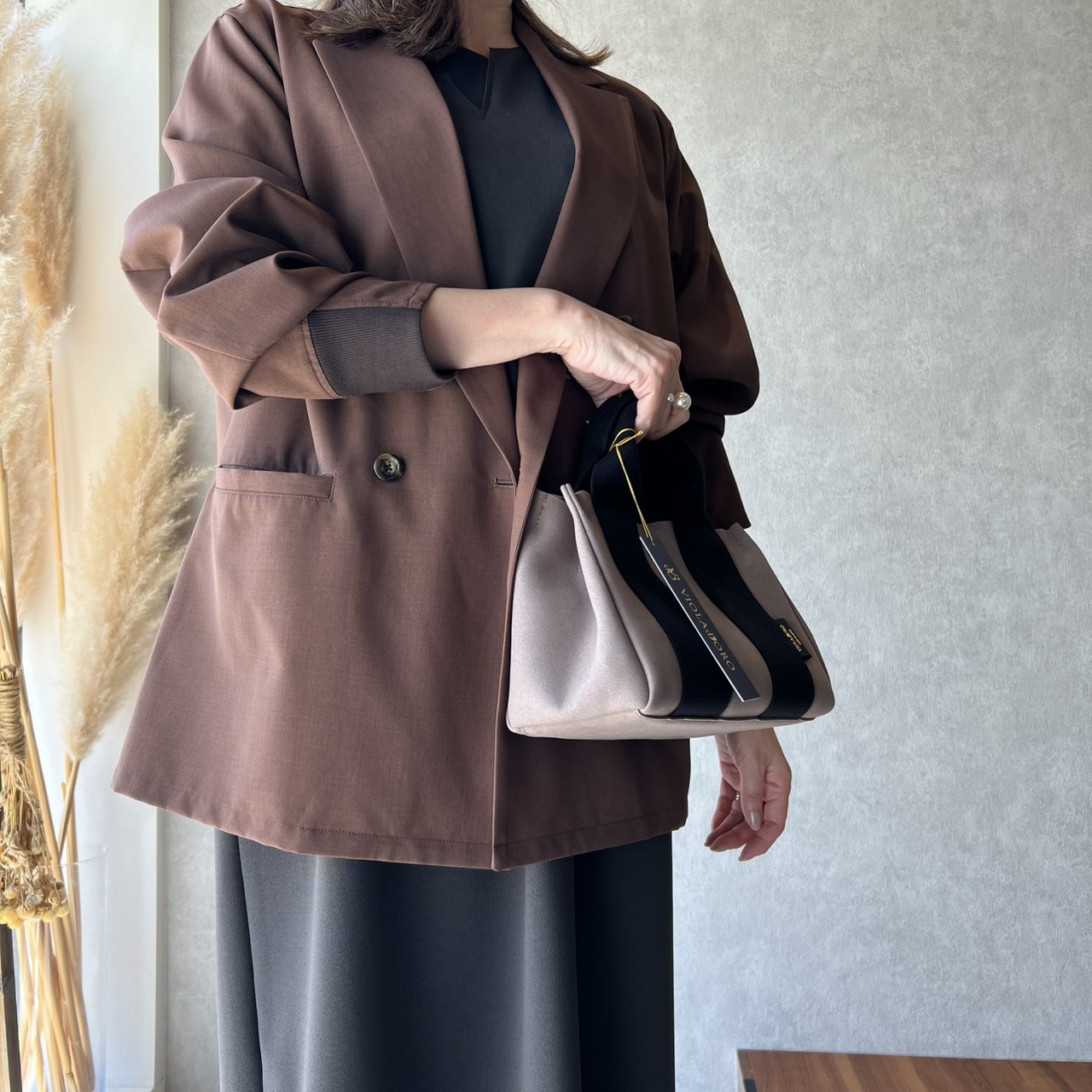 今週の気温コーデ｜暑さが続く8月に、軽く羽織るだけで品よく見える大人のブラックスタイル