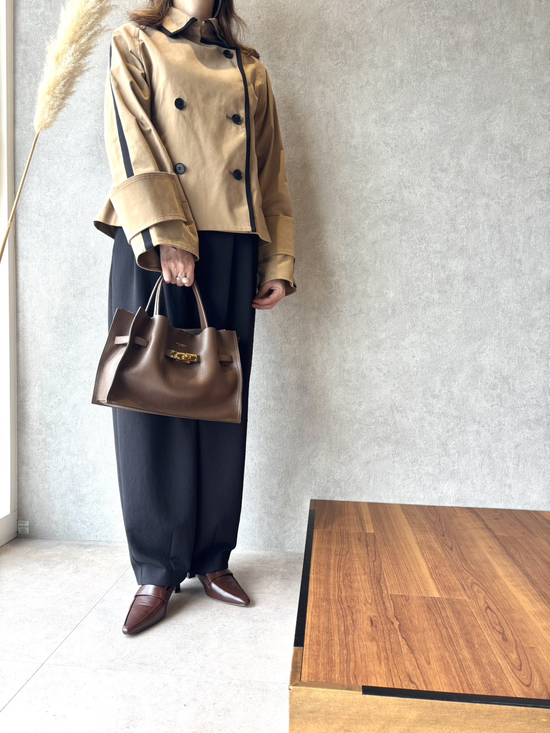 きちんと、でも堅すぎない。秋の装いを整える「ベージュ×ネイビー」
