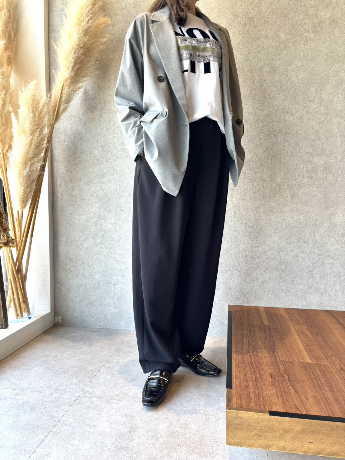 「きちんと」だけじゃ、つまらない。 大人の秋は、ひとクセあるスタイルがちょうどいい。