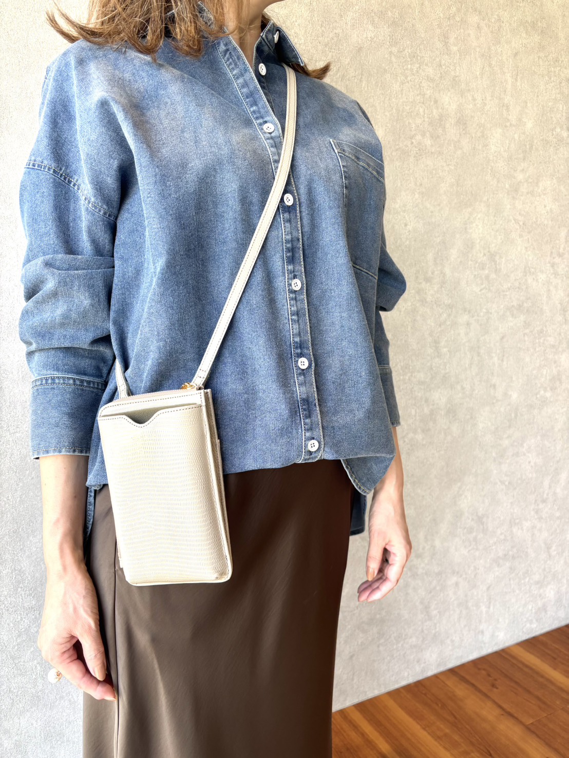 カジュアルだけでは終わらせない。デニム×サテンでつくる、大人の秋バランス