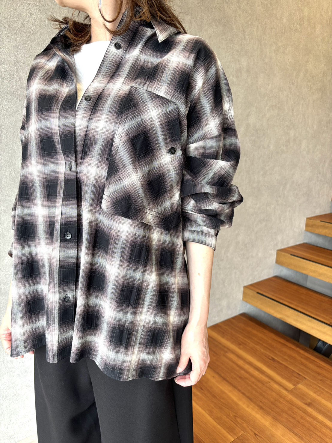 そのシワ感が、ちょうどいい。 大人のチェックシャツは「きちんとしすぎない」が正解